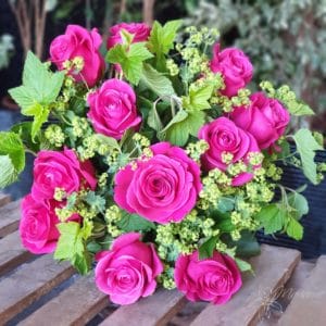 bouquet de roses fushia couché