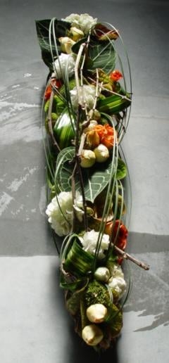 raquette de deuil avec fleurs et plantes vertes