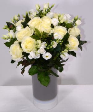 bouquet de roses blanches et lysianthus blancs