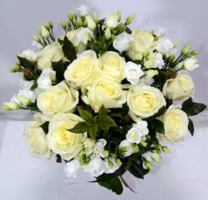 bouquet de roses blanches et lysianthus blanc pris de dessus