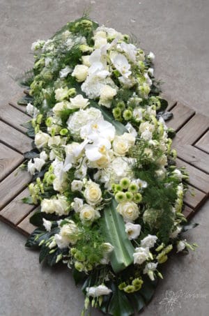 dessus de cercueil avec fleurs blanches et roses blanches