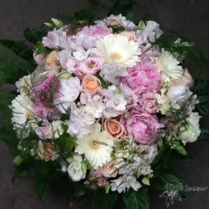 coussin rond de deuil avec fleurs blanches et roses claires