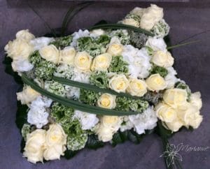 coussin carré de deuil avec fleurs et roses blanches