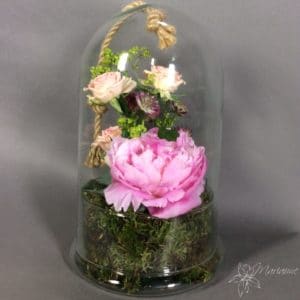 cloche printanière avec pivoine, rose et graminées