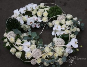 couronne de deuil avec fleurs blanches
