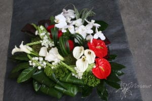 coussin rond de deuil avec fleurs blanches et rouges