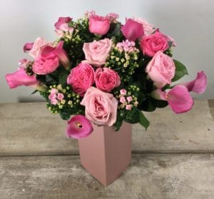 bouquet de roses et de fleurs de saison