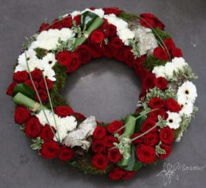 couronne de deuil avec fleurs blanches et rouges
