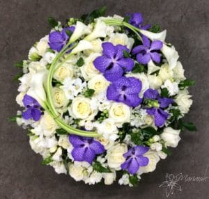 coussin rond de deuil avec fleurs blanches et violettes