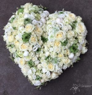coeur de deuil blanc avec roses blanches