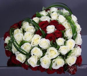 coeur de deuil avec roses blanches et rouges