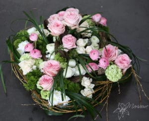 zoom sur coussin carré de deuil avec fleurs blanches et roses roses