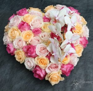 coeur de deuil avec roses blanches, orangées et roses