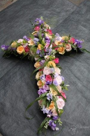 croix de deuil avec fleurs multicolore
