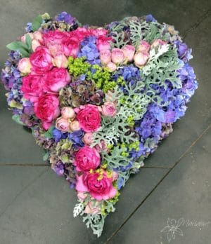 coeur de deuil avec fleurs roses et bleues