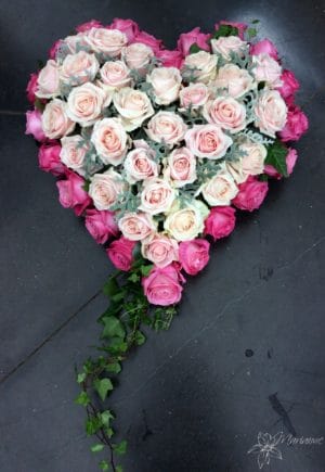 coeur de deuil avec roses blanches et roses