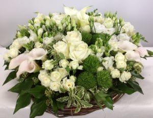 coussin rond de deuil avec roses blanches et fleurs blanches
