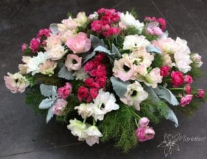 coussin rond de deuil avec fleurs blanches et petites fleurs roses
