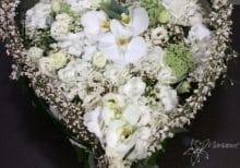 coeur de deuil avec fleurs blanches