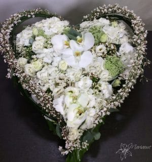 coeur de deuil avec fleurs blanches