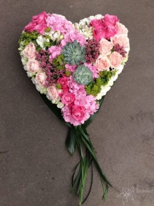coeur de deuil avec fleurs roses et plantes
