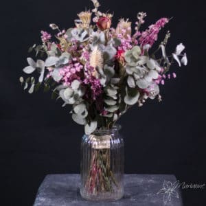 bouquet de fleurs séchées avec delphinium, eucalyptus, chardon.