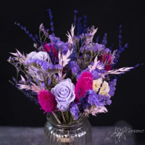 zoom sur bouquet de fleurs séchées avec roses stabilisées
