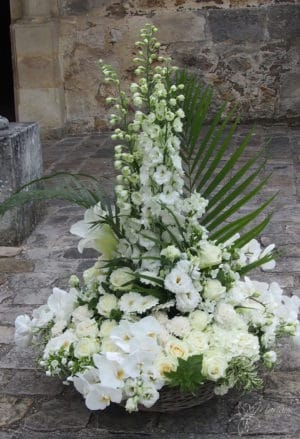 coussin conique de deuil composé de fleurs blanches