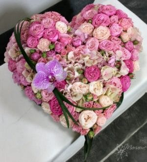 coeur de deuil avec fleurs roses et blanches
