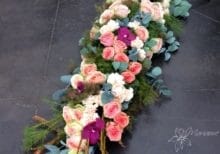 raquette de deuil avec fleurs blanches, roses et violettes