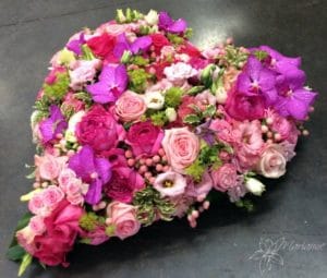 coeur de deuil avec fleurs roses et violettes