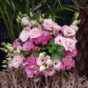 bouquet de roses et lysianthus violet