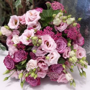 bouquet de lysianthus violet et de roses rose