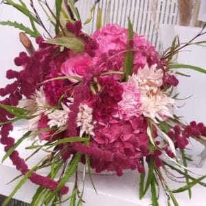 bouquet "deep pink" avec un grande variété de tons allant du rose pâle au rose foncé