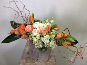 bouquet de fleurs avec tulipes, roses et renoncules