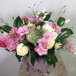 bouquet de fleurs rose, scabieuse et lysianthus