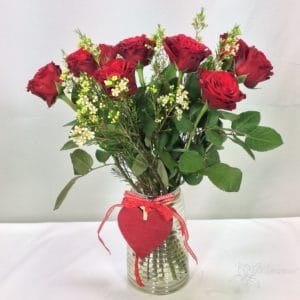 Bouquet de roses rouges avec son vase vintage