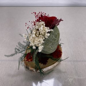 coque à rose avec fleurs blanches