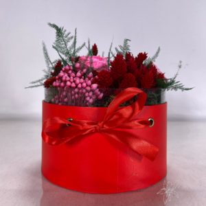 boite à chapeau rouge avec fleurs prise de côté